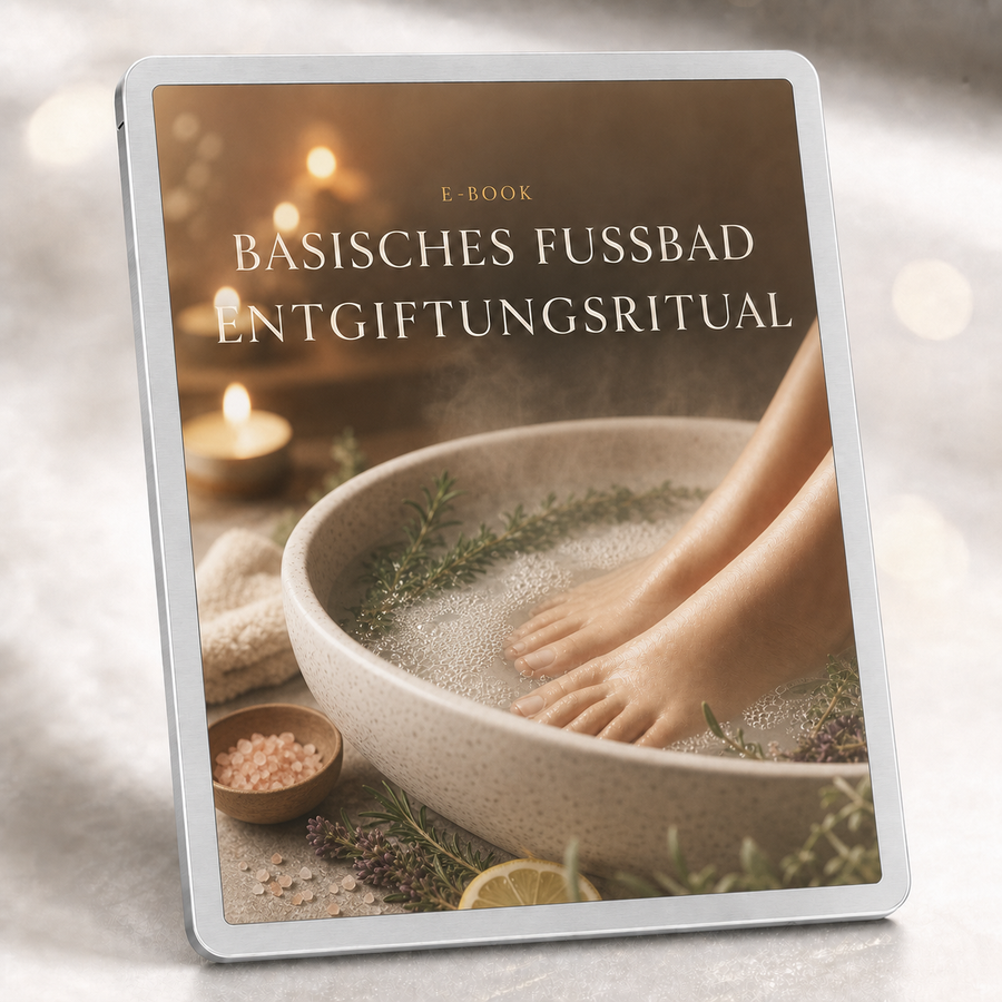 Basisches Fußbad – Entgiftungsritual – E-Book auf silbernem Tablet im Originaldesign