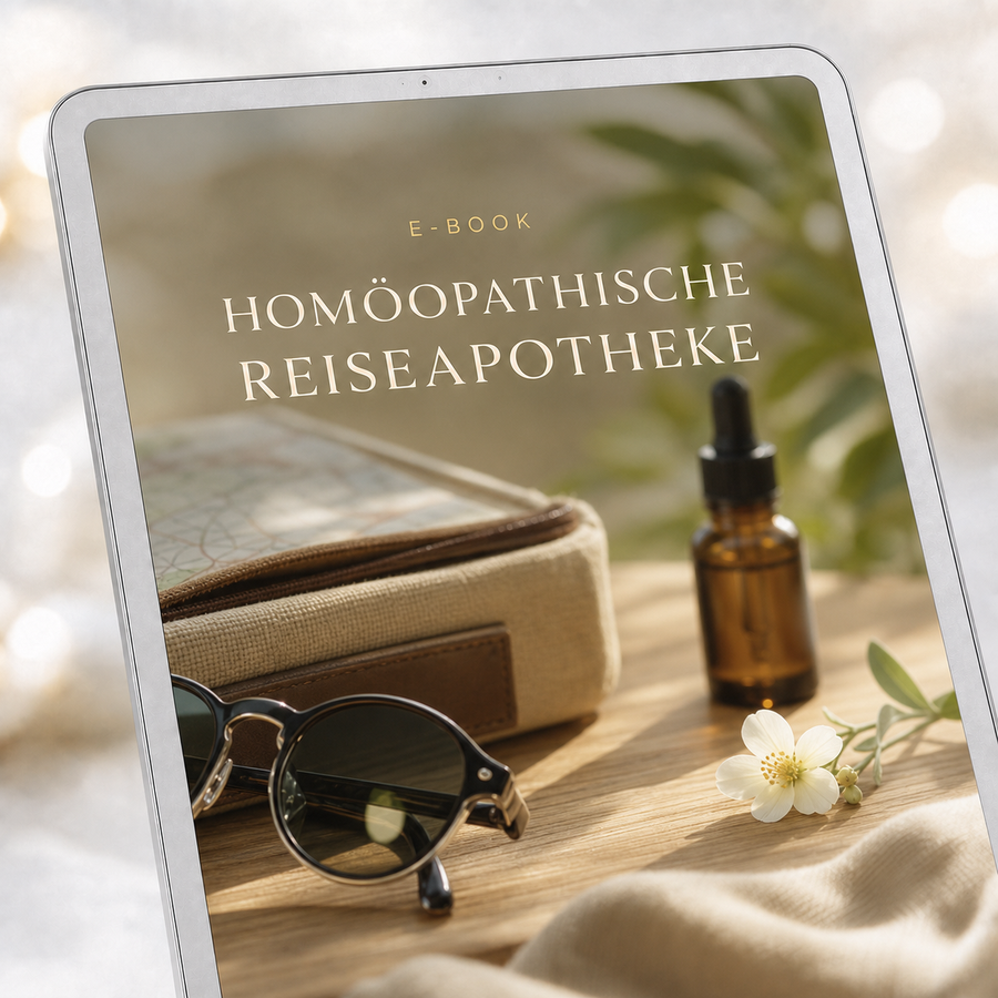 Homöopathische Reiseapotheke – E-Book auf silbernem Tablet im Originaldesign